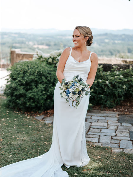 mariée-et-son-bouquet-de-fleurs